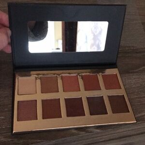 Crown eyeshadow palette